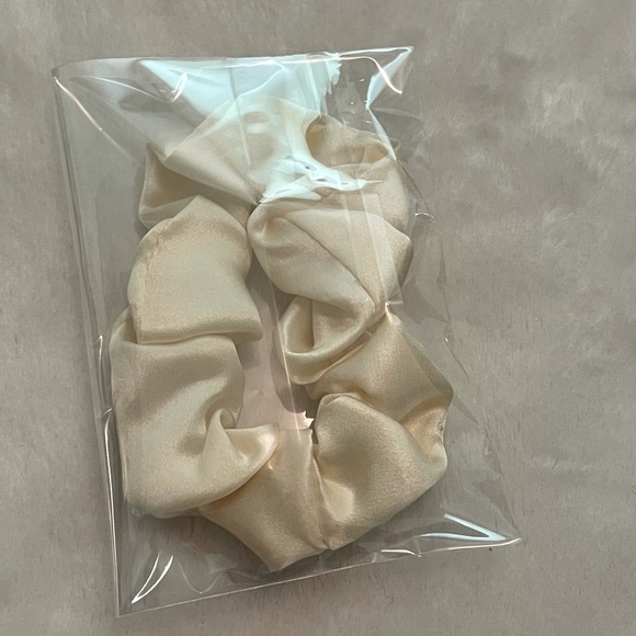 Mulberry silk hair scrunchie - Picture 3 of 5